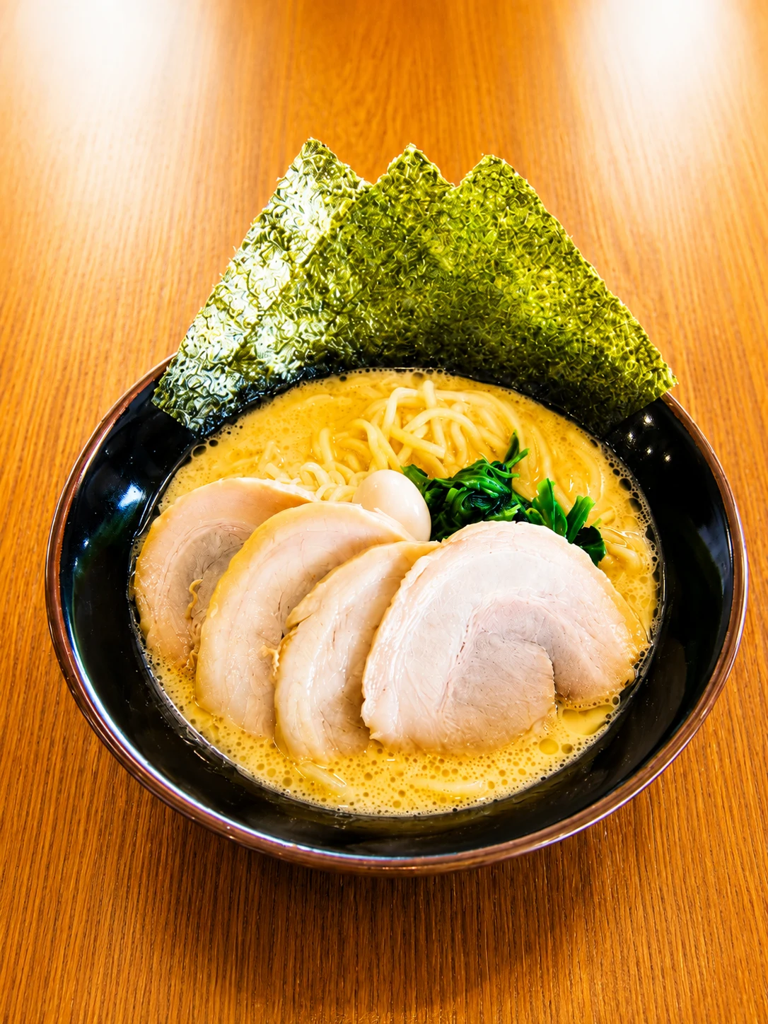 チャーシューをたっぷりのせたラーメン