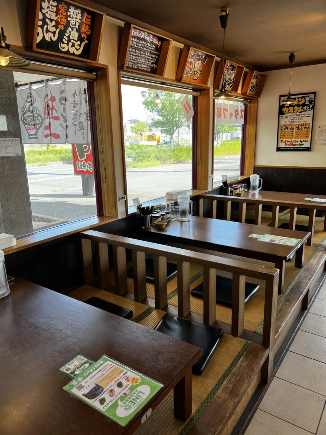 窓に面した幸家のお座敷席